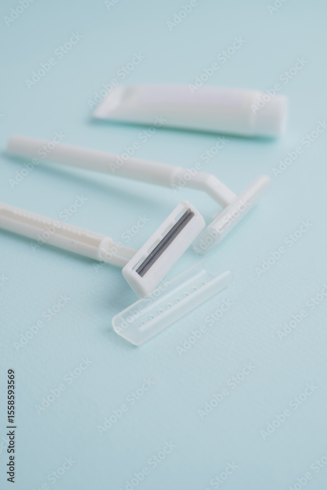 Naklejka premium Disposable plastic razor with steel blade, men's and women's razors and shaving cream. Skin and body care concept. Depilation. Space for text