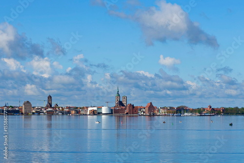 Blick auf Stralsund vom Strelasund aus
