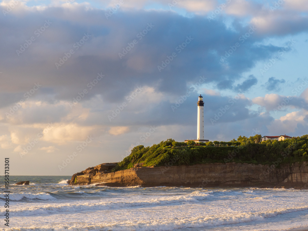 Obraz premium Le phare de Biarritz au coucher du soleil