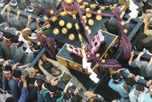 三社祭の神輿を担ぐ