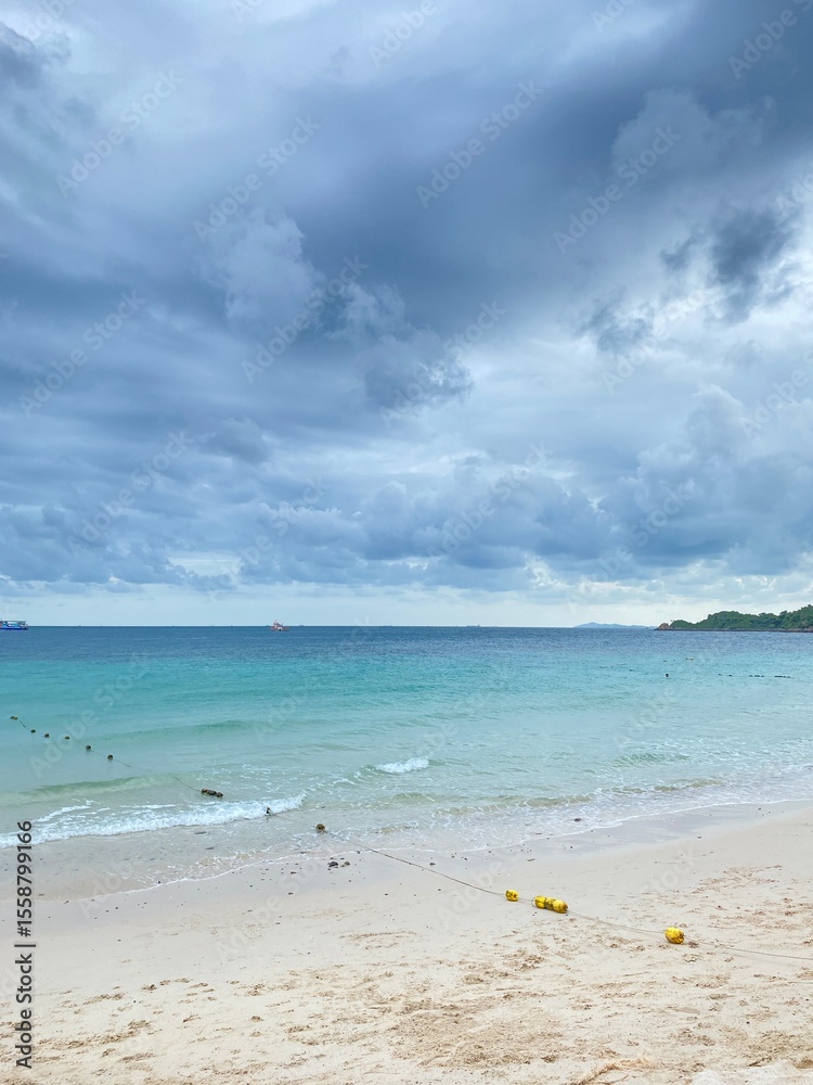 Fototapeta premium tropical beach with blue sky