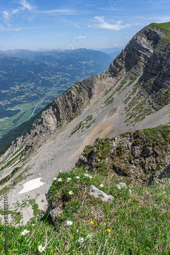 Bergsturz, Abbruchkante unter einem Berggipfel , Blick über die Schneise ins Tal; Österreich, Kärnten, Jaukensattel