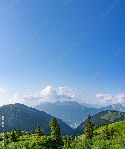 Almwiese, Einschnitt zwischen zwei Bergen gibt Blick ins Tal und auf die Berge dahinter frei, Österreich, Kärnten, Gailtaler Alpen, Gailtal
