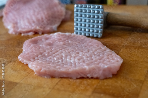 Kotlet schabowy panierowany w jajku