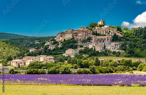 Farben der Provence; F, Provence, strahllend blauer Himmel und blühende Lavendelfelder ivor Simiane-la-Rotonde
