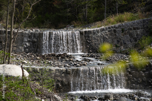 Rivière aménagée par l'humain avec des barrages et cascades