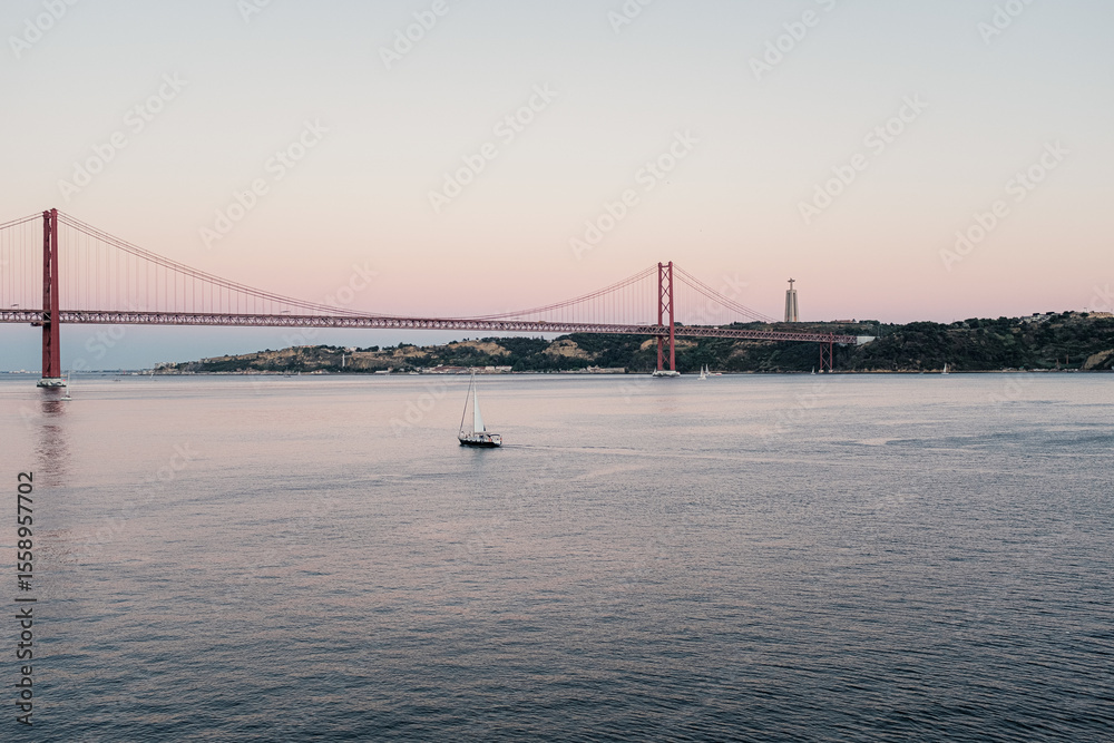 Obraz premium Pink Sunset Over the Tagus River