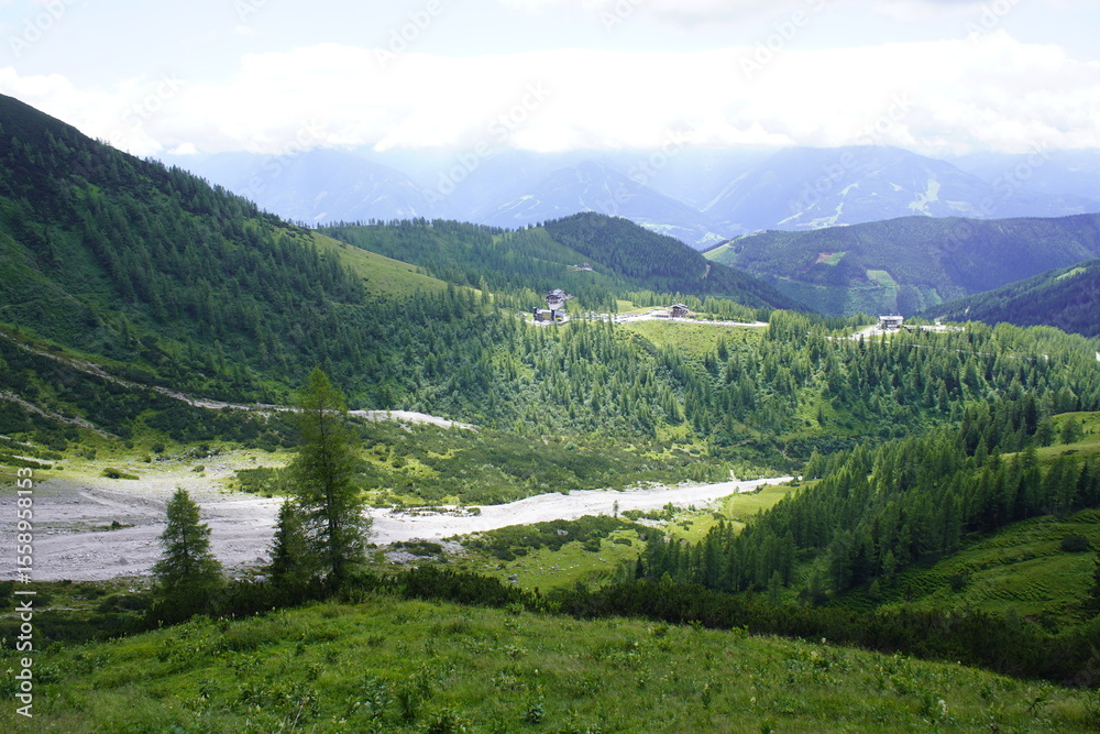 Obraz premium The Dachstein Mountains, also known as Dachstein, are part of the Northern Eastern Alps. The highest peak, at 2,995 m above sea level, is the Hoher Dachstein in Styria, Austria. 