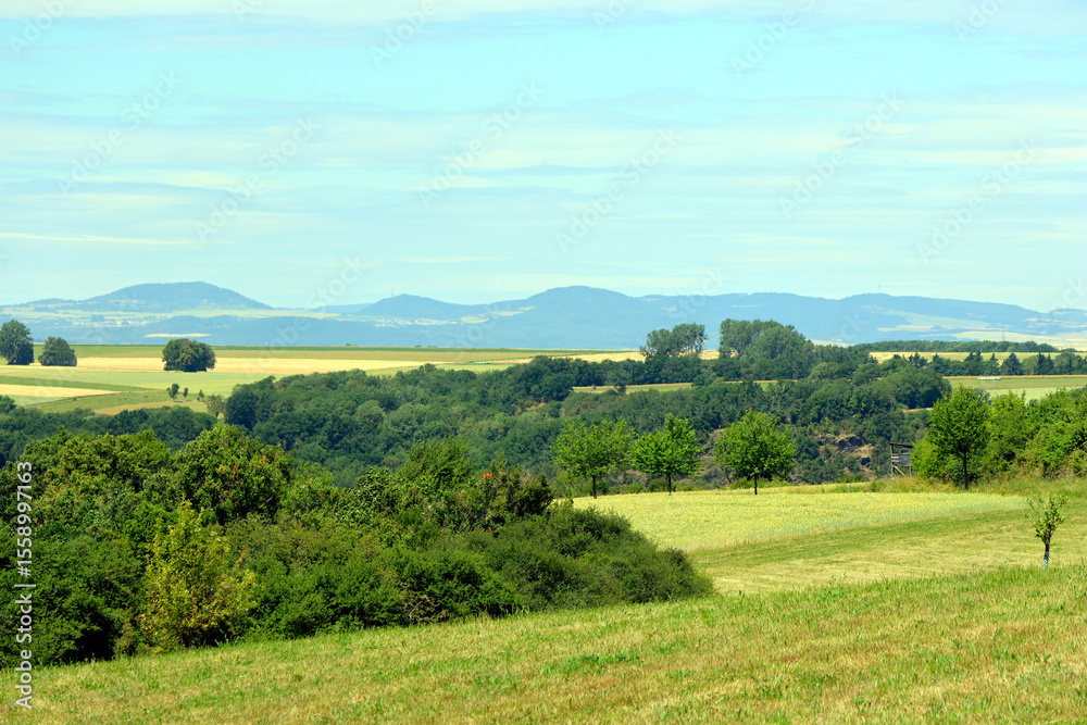 Obraz premium Aussicht vom Bleidenberg oberhalb der Mosel bei Alken in Richtung Vordereifel. Aussicht vom Traumpfad Bleidenberger Ausblicke bei Oberfell an der Terassenmosel im Landkreis Mayen-Koblenz.