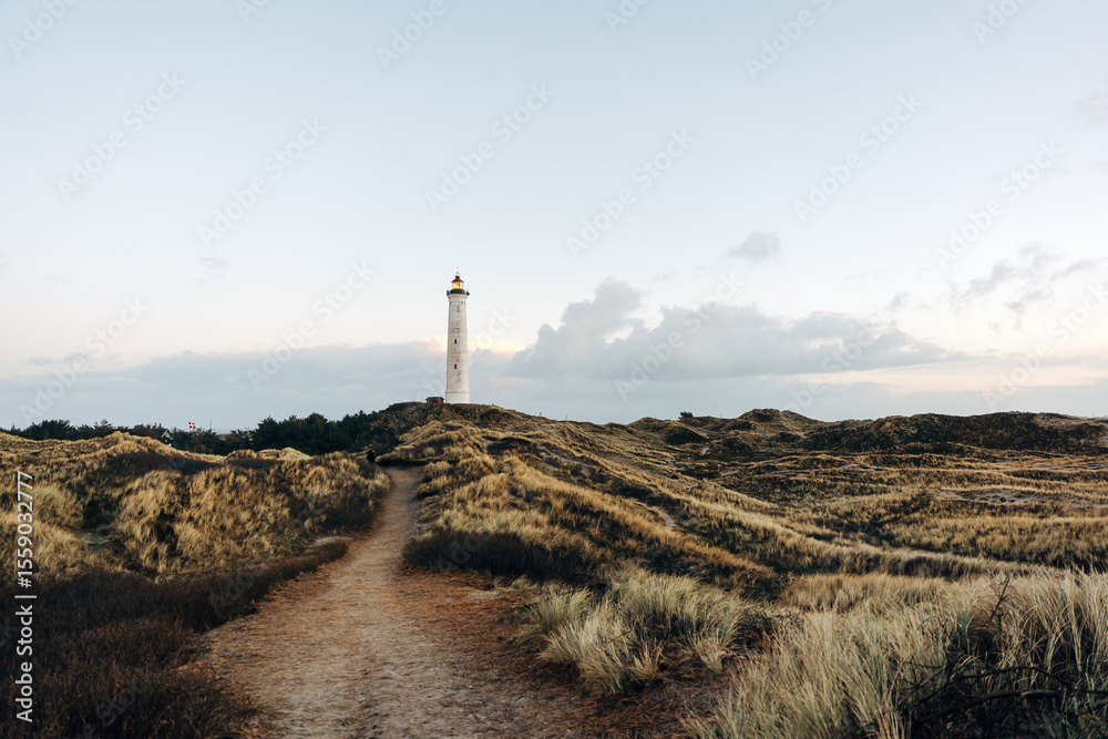 Obraz premium A lighthouse at sunset