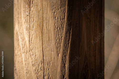 質感豊かな木製円柱の木目をクローズアップで撮影した写真。自然素材の温もりや木肌の風合いが感じられるテクスチャー画像で、建築やインテリア、背景素材として幅広く活用可能。木造建築や家具デザイン、DIYやクラフトなどにも最適な木材の表情。

