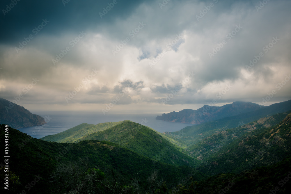 Obraz premium Vue de la côte et de la mer méditerranée depuis la commune de Partinello Vetriccia en Corse en France un soir d'orage