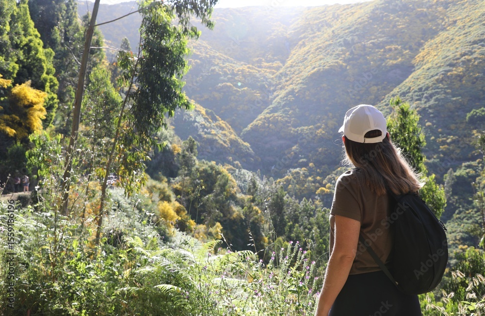 Naklejka premium Une touriste à 25 Fontes - Madère
