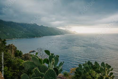 Vue de la côte et de la mer méditerranée depuis  Bussaglia, Ota, Serriera en Corse en France un soir d'orage