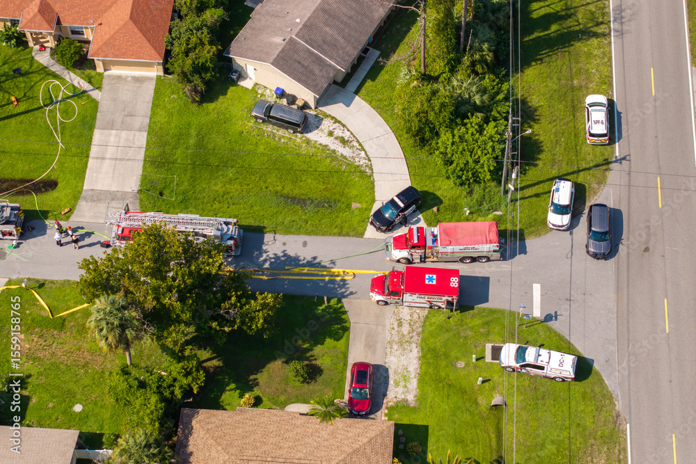Φωτογραφία Emergency service personnel responding to potential fire hazard at Florida home