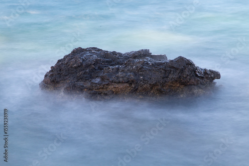  Roccia scura nell'azzurro profondo
