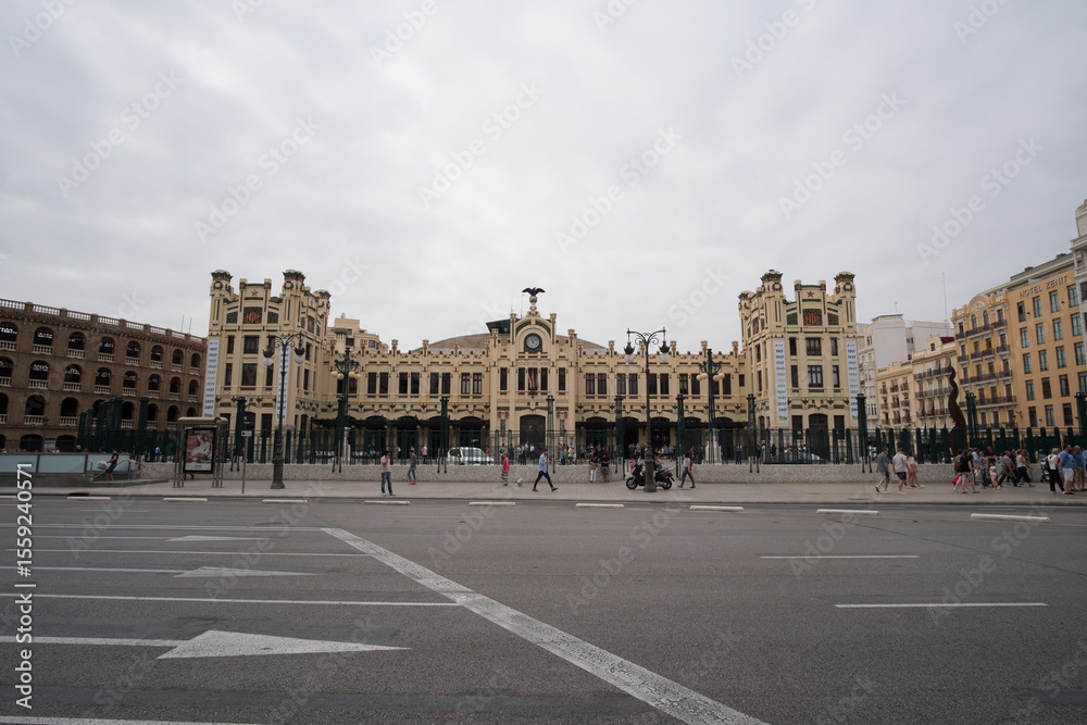Obraz premium Historic building in the center of a big city