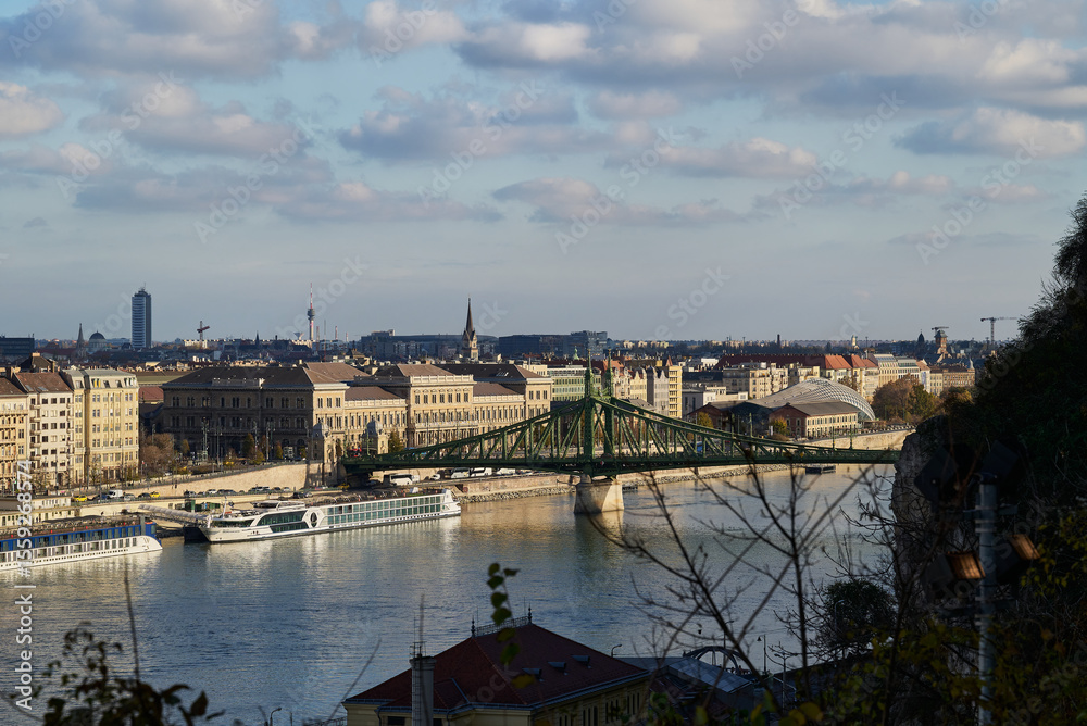 Obraz premium View from Budapest over the Danube river with impressive buildings and bridges