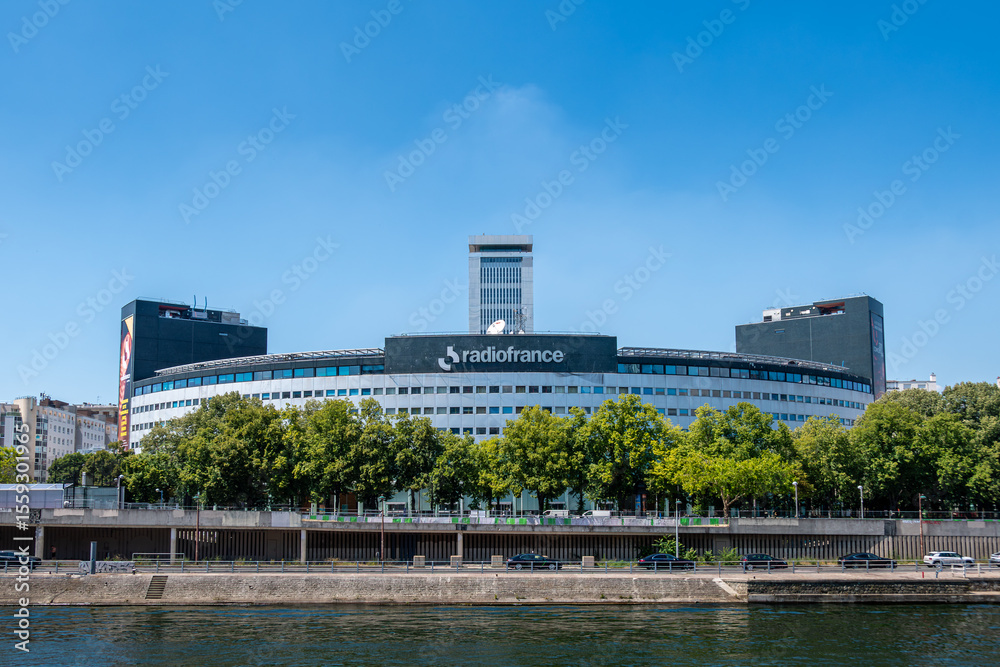 Naklejka premium Paris, France - 30 juin 2025: Vue de la Maison de la Radio et de la Musique, également appelée Maison de Radio France, siège social de Radio France, société gérant les radios publiques françaises
