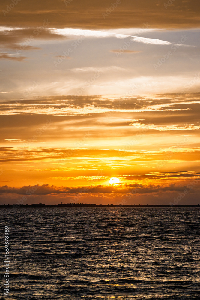 Obraz premium Sunset over Gironde Estuary, Randonnee entre Histoire et Nature, France, Europe
