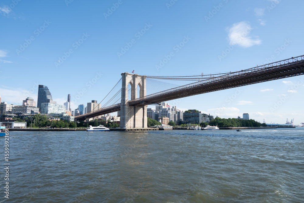 Naklejka premium scenic Bridges Between Manhattan and Brooklyn at Sunrise