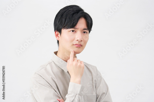 男性　20代　考える　白背景