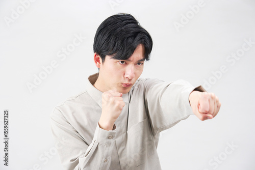 男性　20代　パンチ　白背景　右向き