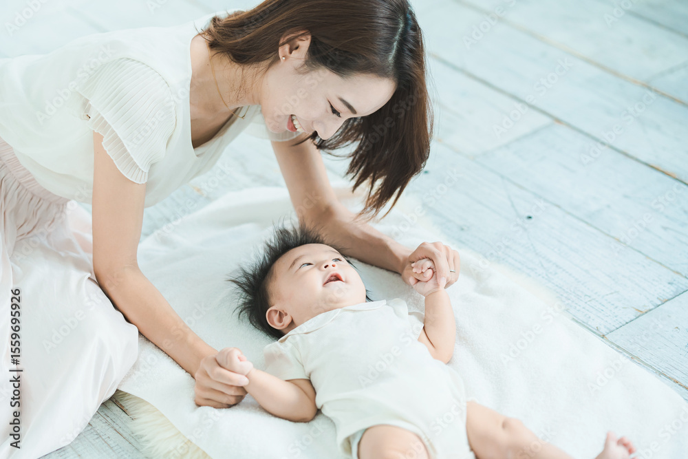 室内で遊ぶお母さんと赤ちゃん 室内で遊ぶお母さんと赤ちゃん