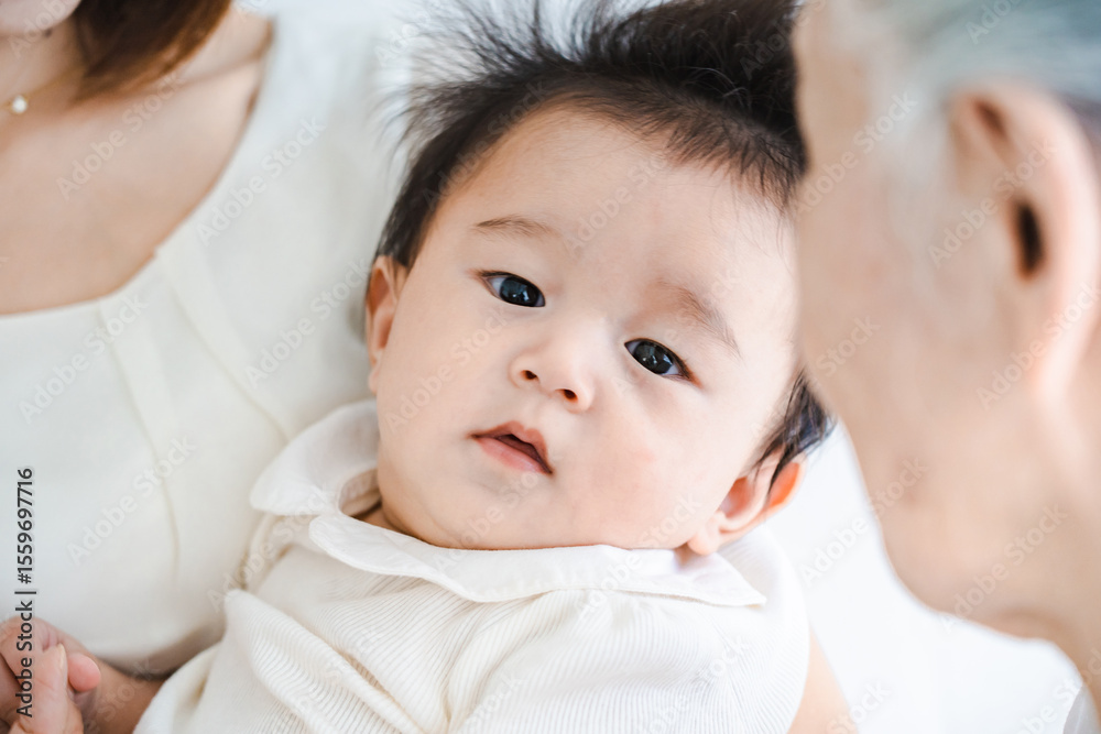 抱っこされる赤ちゃん 抱っこされる赤ちゃん