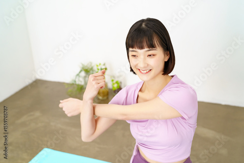 ヨガ・柔軟運動をする女性