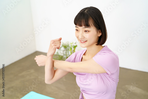 ヨガ・柔軟運動をする女性