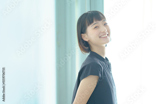 Bild auf Leinwand 笑顔の若い女性のポートレート