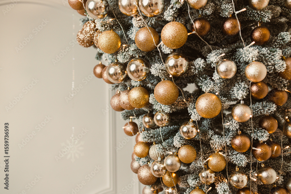 Obraz premium This elegant holiday decor showcases stunning gold and silver ornaments beautifully adorning a festive Christmas tree, capturing the essence of celebration and warmth during the joyful winter season