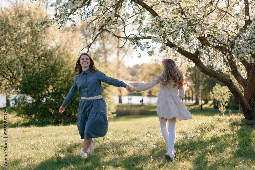 Obraz premium Summer fun. Mother and daughter in nature.