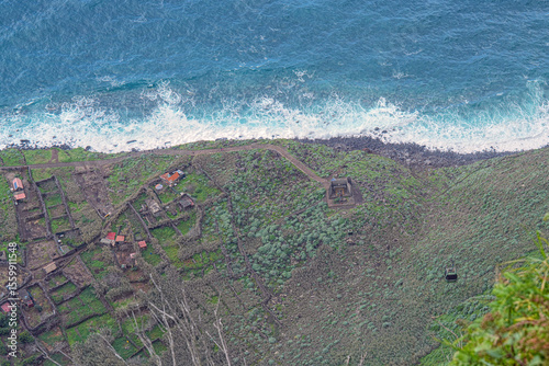 Küste mit Steilwand und Seilbahn auf Madeira