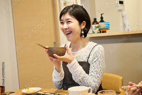 笑顔で食事を楽しむ女性