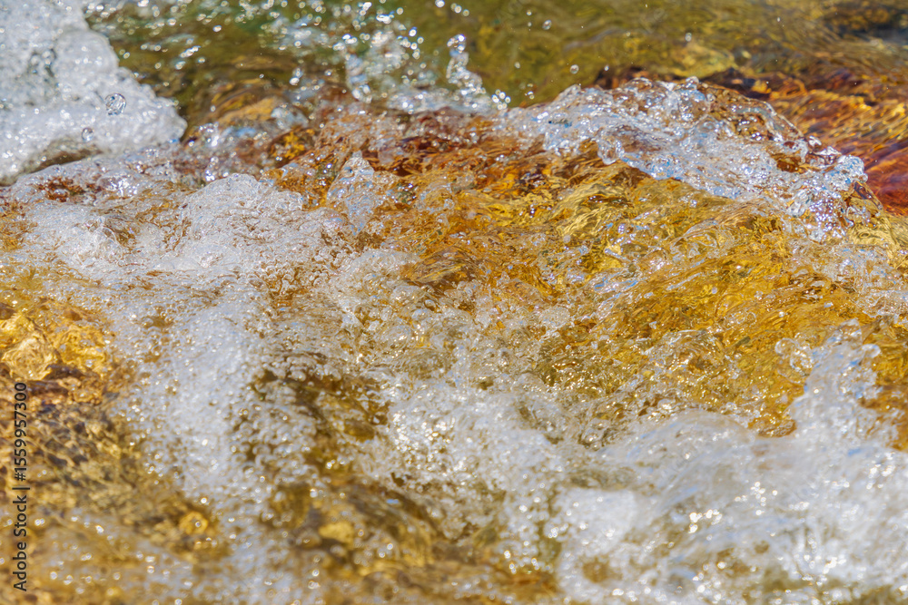 Obraz premium 初夏の水辺 清流の流れ水面のアップ 235