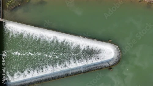 écoulement d'eau d'une rivière avec des remous et des filets d'eau en forme géométrique