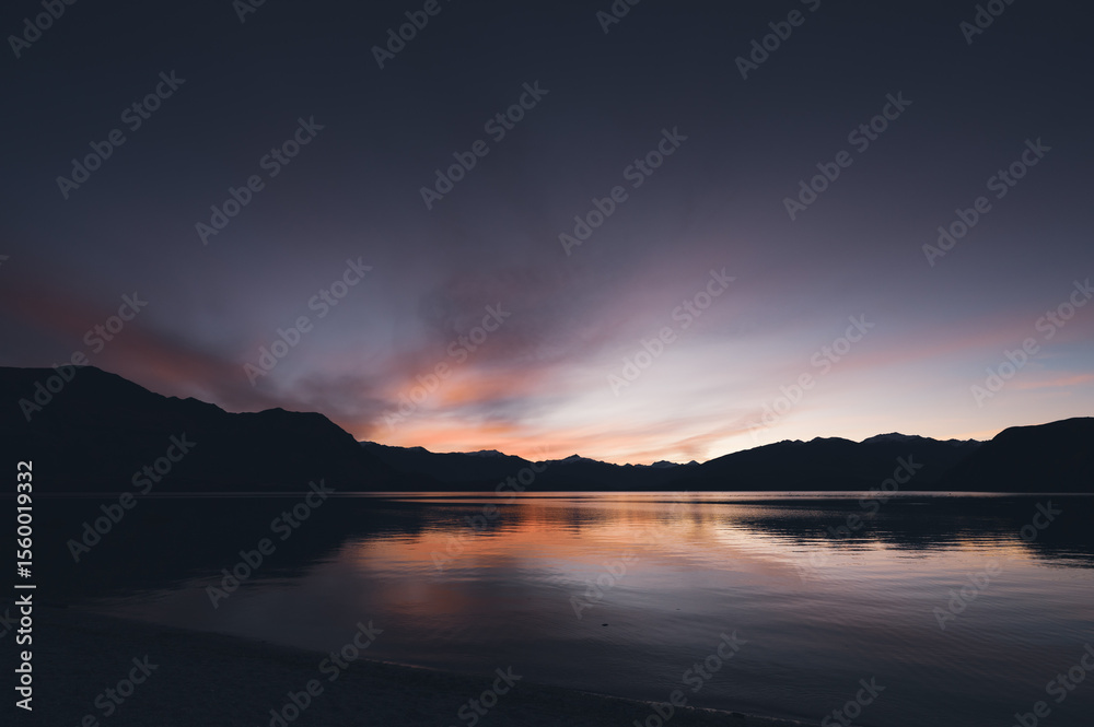 Fototapeta premium Sunset in Wanaka Lake, New Zealand