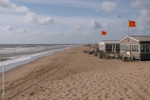 Spiaggia di Zandvoort con eleganti stabilimenti balneari in stile nordico e sabbia dorata che si affaccia sul Mare del Nord nella costa olandese dei Paesi Bassi