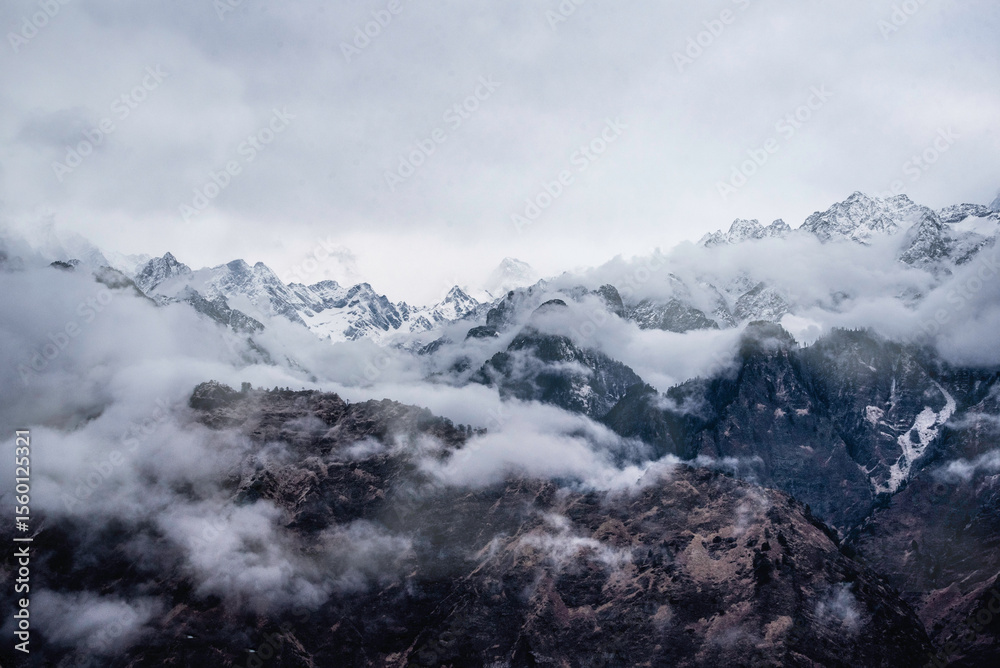 Fototapeta premium HIMALAYAS COVERED IN CLOUDS