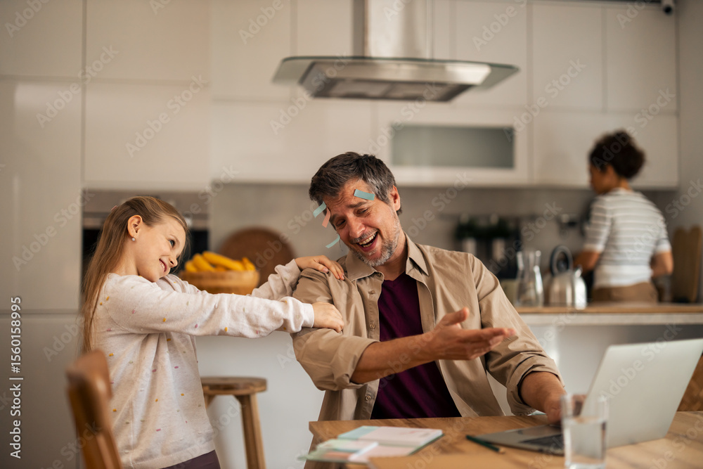 Obraz premium Father and Daughter Bonding Playfully in Bright Kitchen Setting