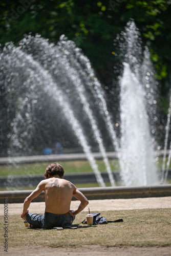 Chaleur été canicule soleil climat fontaine jet d'eau