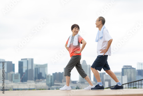 運動をするシニア男女