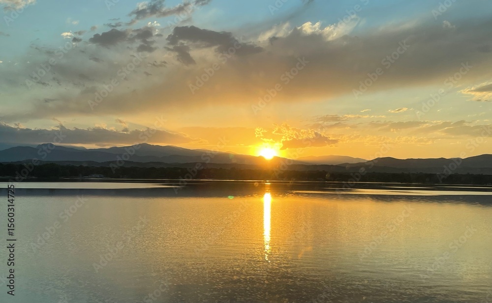 Naklejka premium Lake sunset