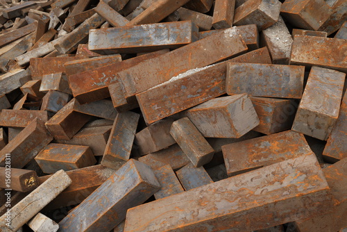 Foto Mill End cutting or Square Carbon steel scrap (Steel Billet scrap) 
Steel billet is known as an intermediate product in the steel production process ,the picture is scrap metal from Billet production