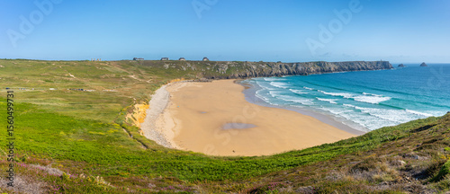 Des surfeurs sur les vagues de la Plage de Kersiguénou
en Bretagne
