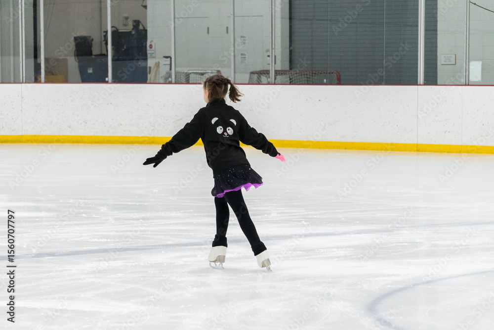 Obraz premium Figure skating practice at an indoor skating rink