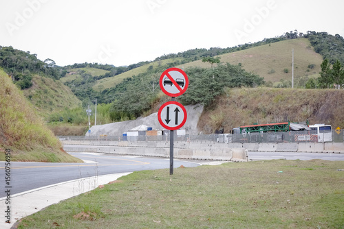 Sinalização rodoviária com limites de velocidade distintos para veículos leves (80 km/h) e pesados (60 km/h), em estrada brasileira. Ideal para temas de trânsito, segurança viária e transporte.