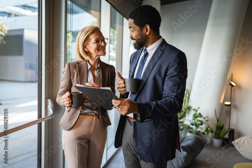 Εκτύπωση καμβά multicultural man and woman colleague work together tech for research